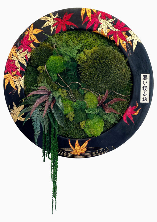 <i>Série les Saisons, Automne</i>, 2025, Végétaux stabilisés, feuille d’or et acrylique, support en plâtre, 60 cm de diamètre. - Dark Cherry